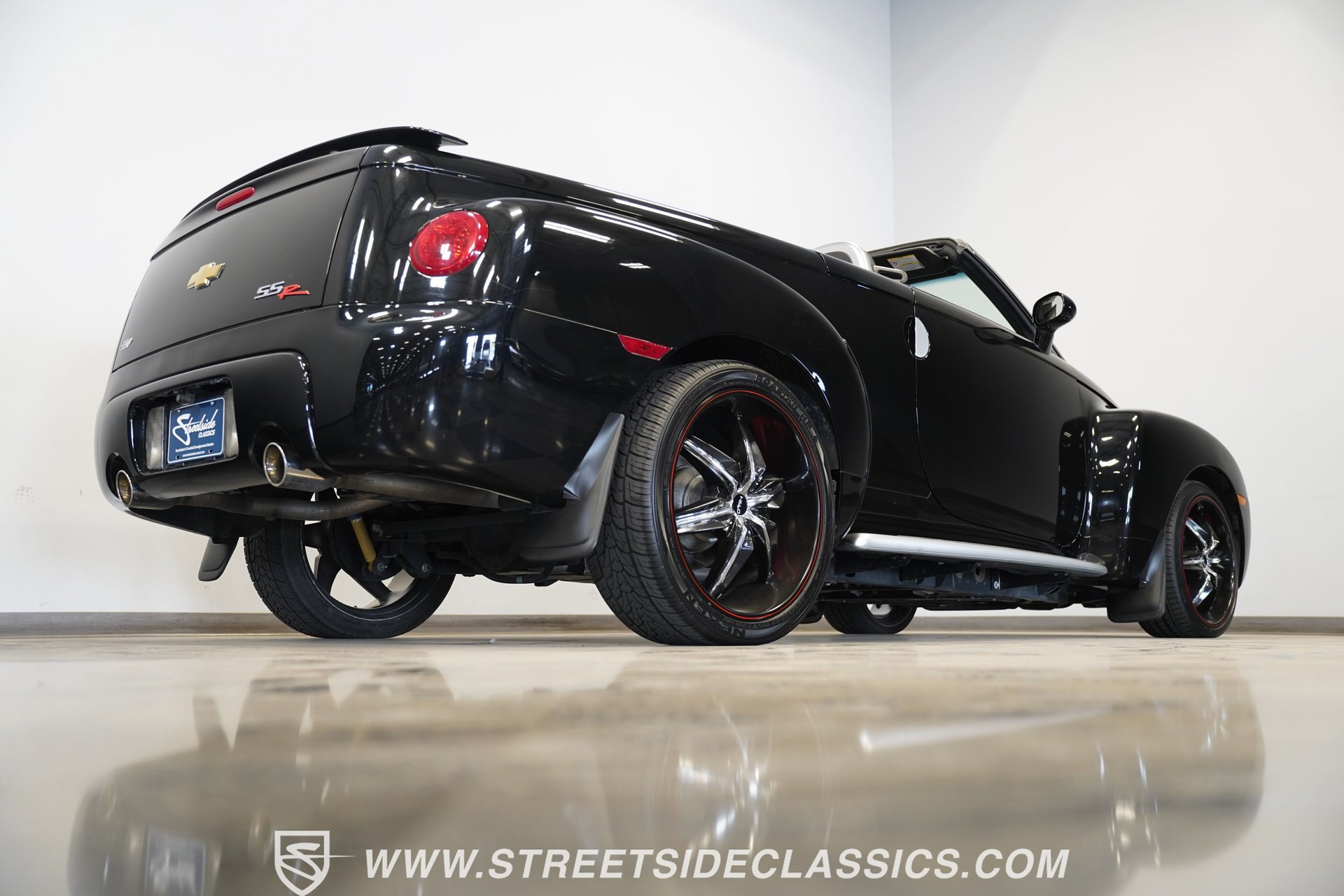 Used 2004 Chevrolet SSR w/ Preferred Equipment Group image 16