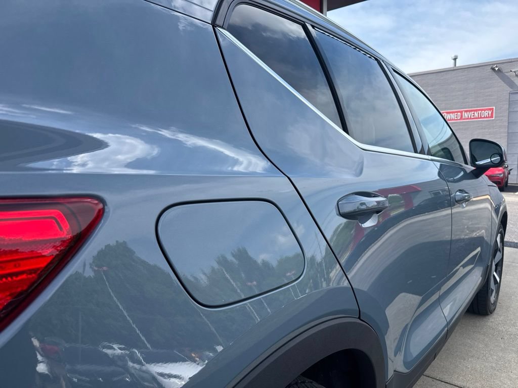 Used 2023 Volvo XC40 B5 Plus AWD/4WD image 6