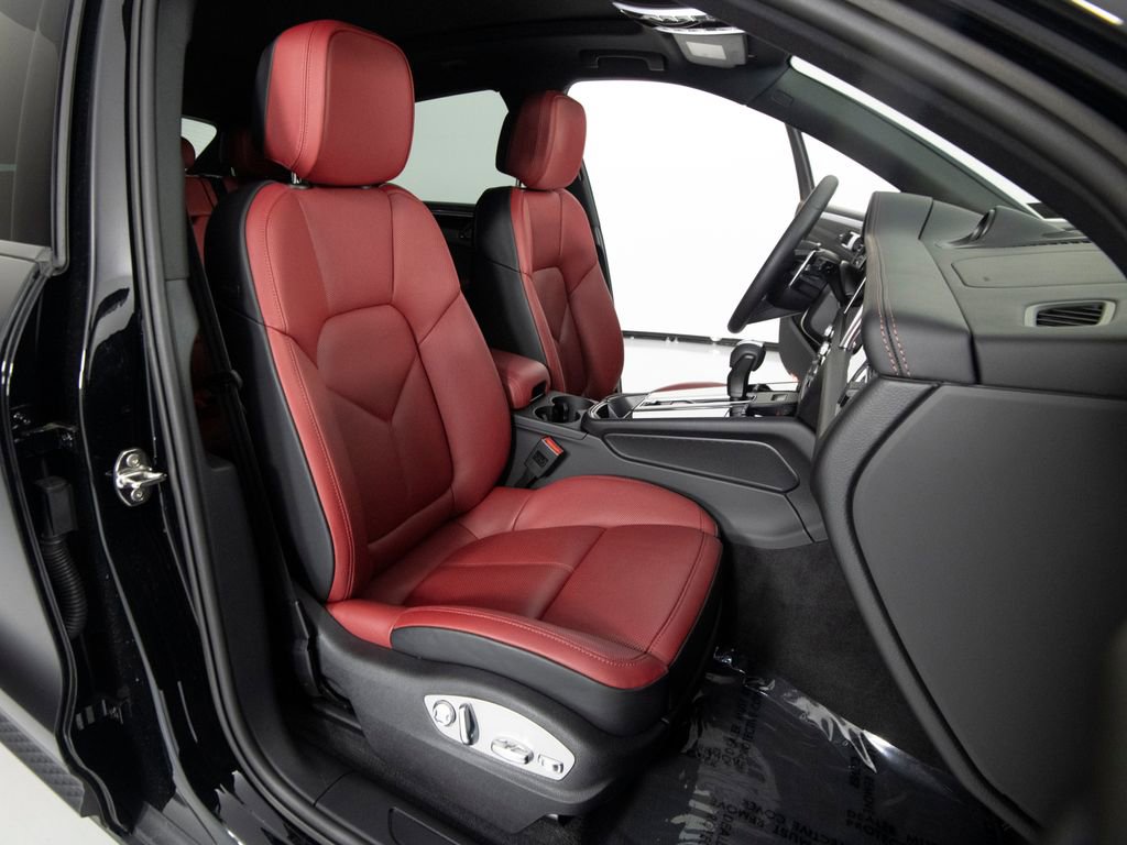 Certified 2025 Porsche Macan AWD/4WD image 33