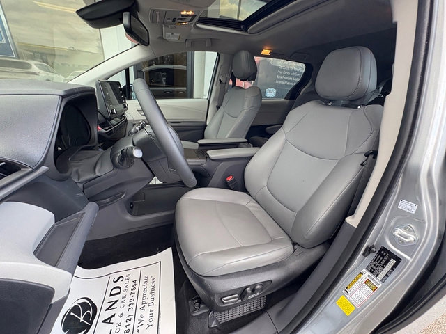 Used 2022 Toyota Sienna XLE image 12