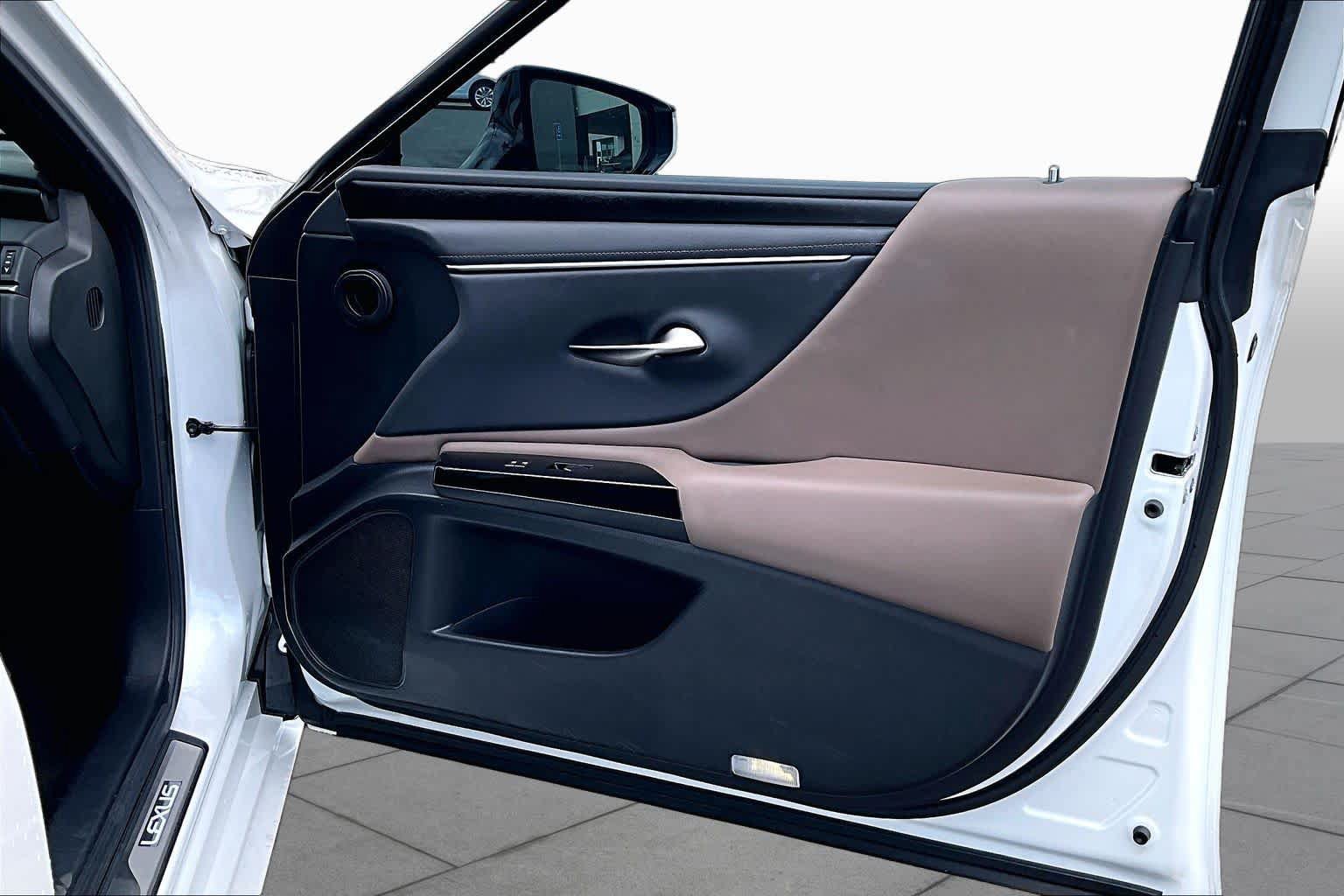 Used 2025 Lexus ES 300h w/ Premium Package FWD image 23