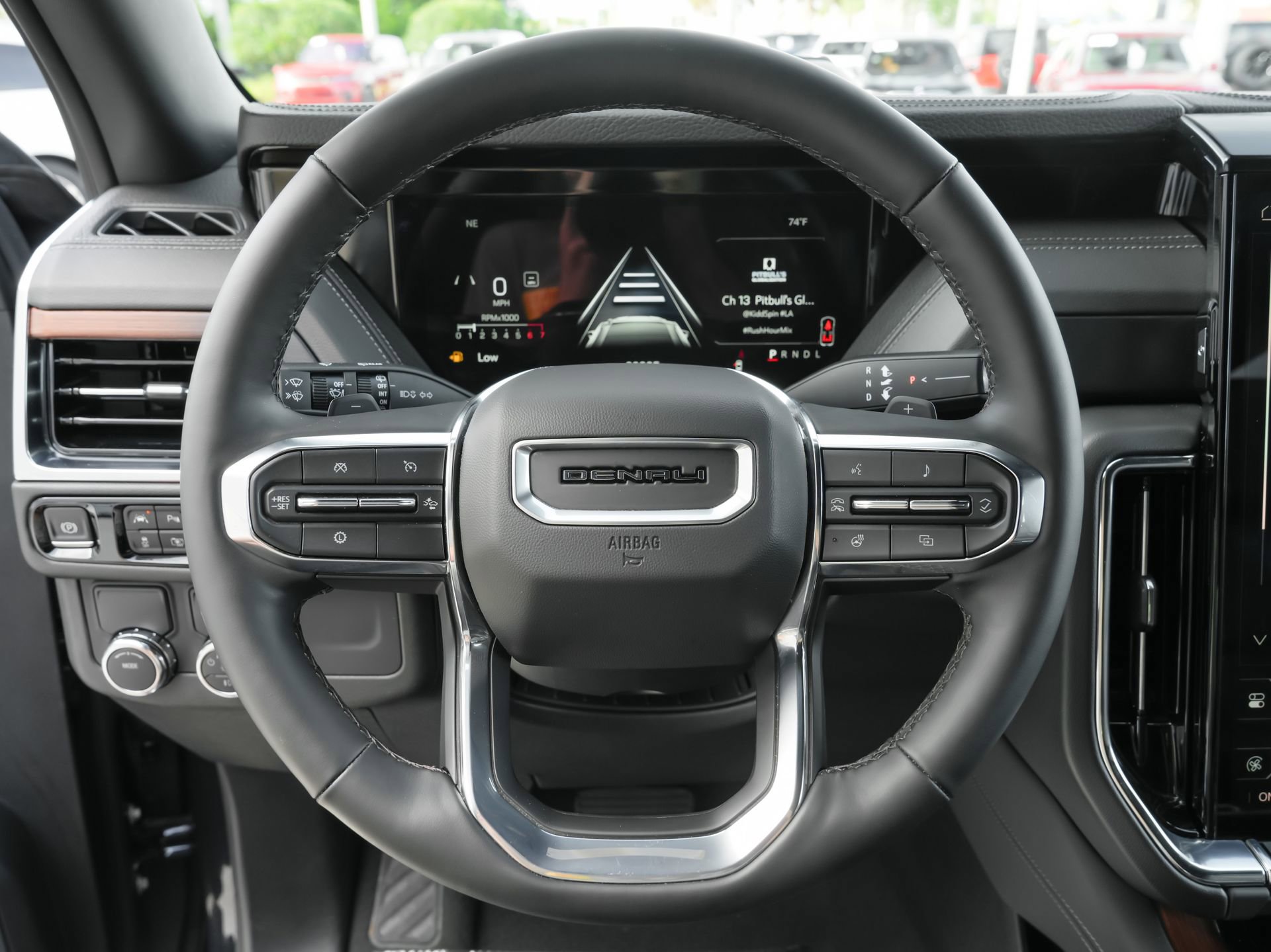 Used 2025 GMC Yukon Denali RWD image 8