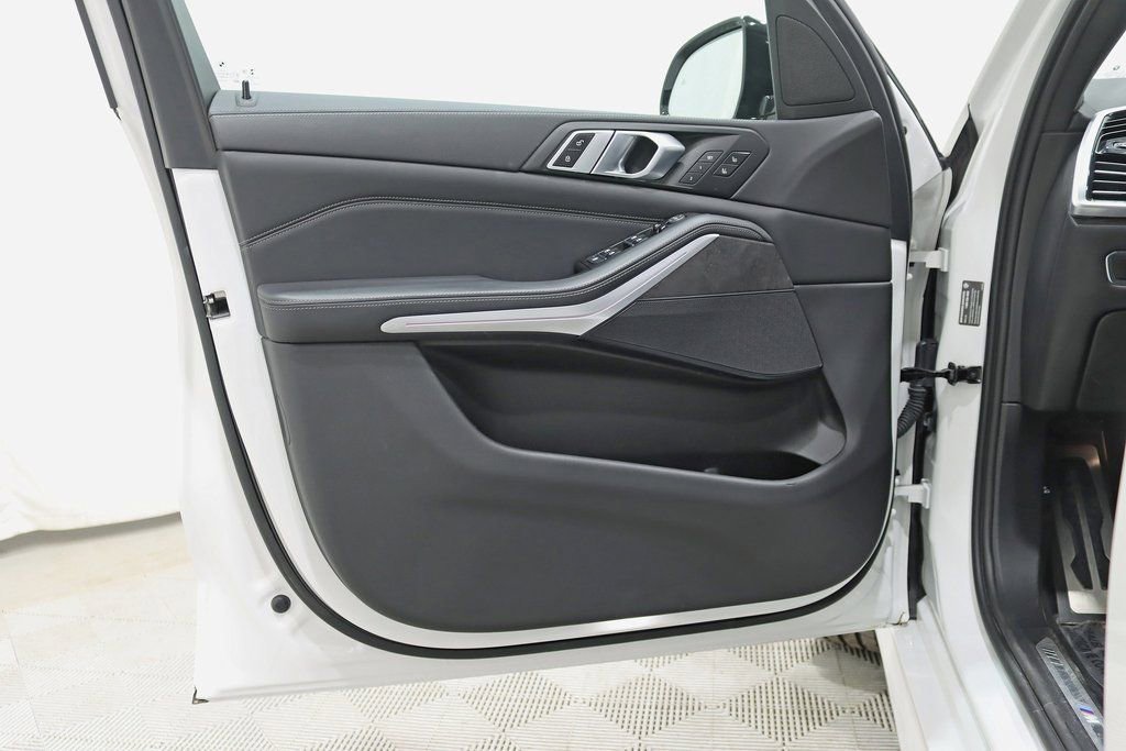 Used 2022 BMW X5 xDrive40i w/ M Sport Package image 38