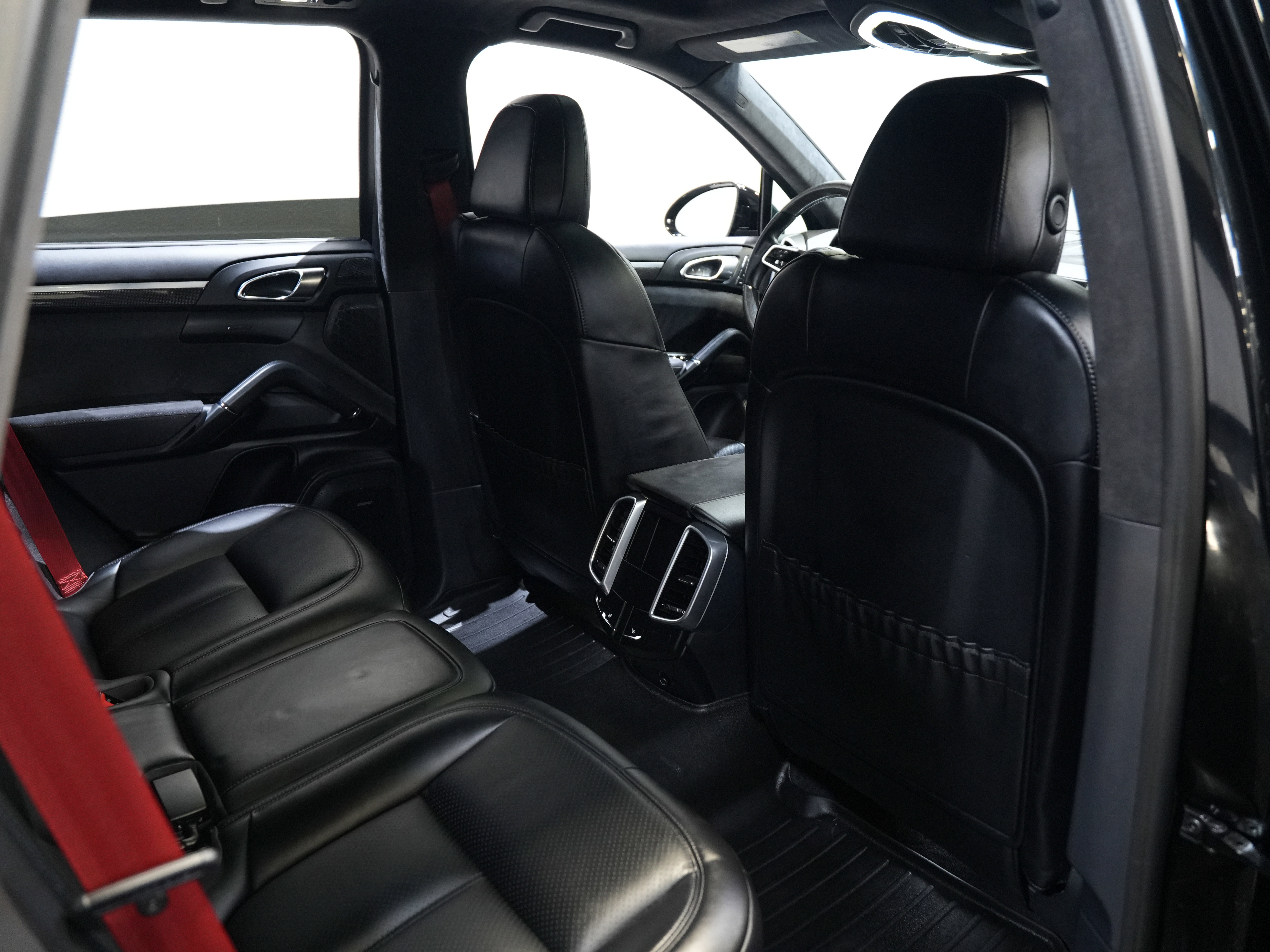 Used 2016 Porsche Cayenne GTS image 39