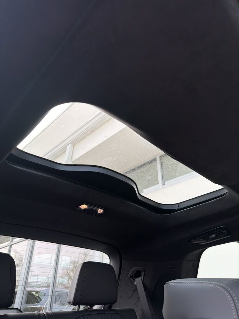 New 2026 BMW X7 M60i w/ Climate Comfort Package image 25