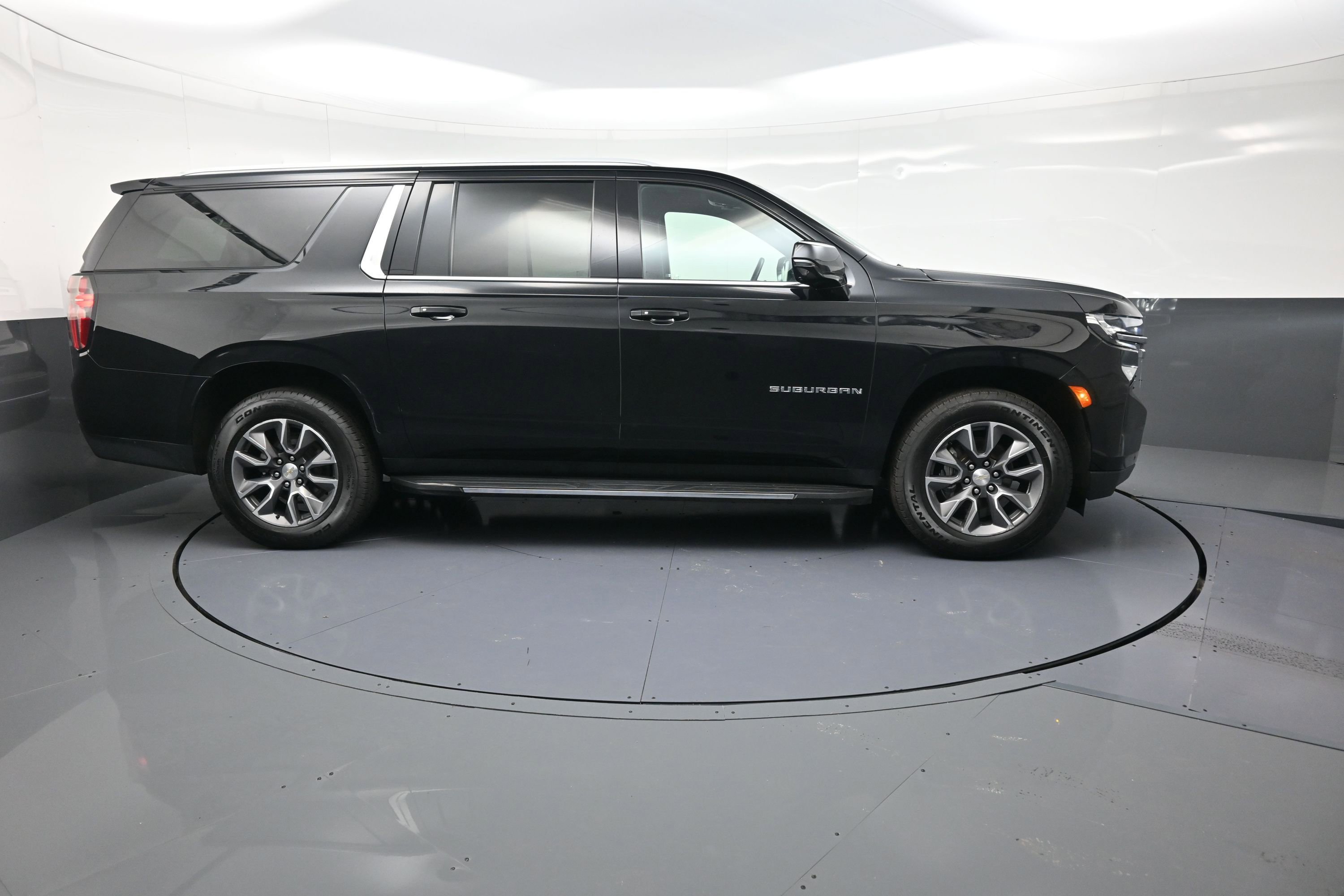 Used 2021 Chevrolet Suburban LT w/ LT Signature Package image 2