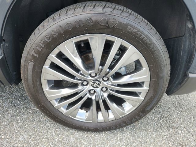 Used 2024 Toyota Venza XLE AWD/4WD image 16