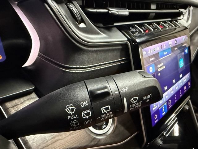 Used 2023 Jeep Grand Cherokee Limited w/ Black Appearance Package AWD/4WD image 35