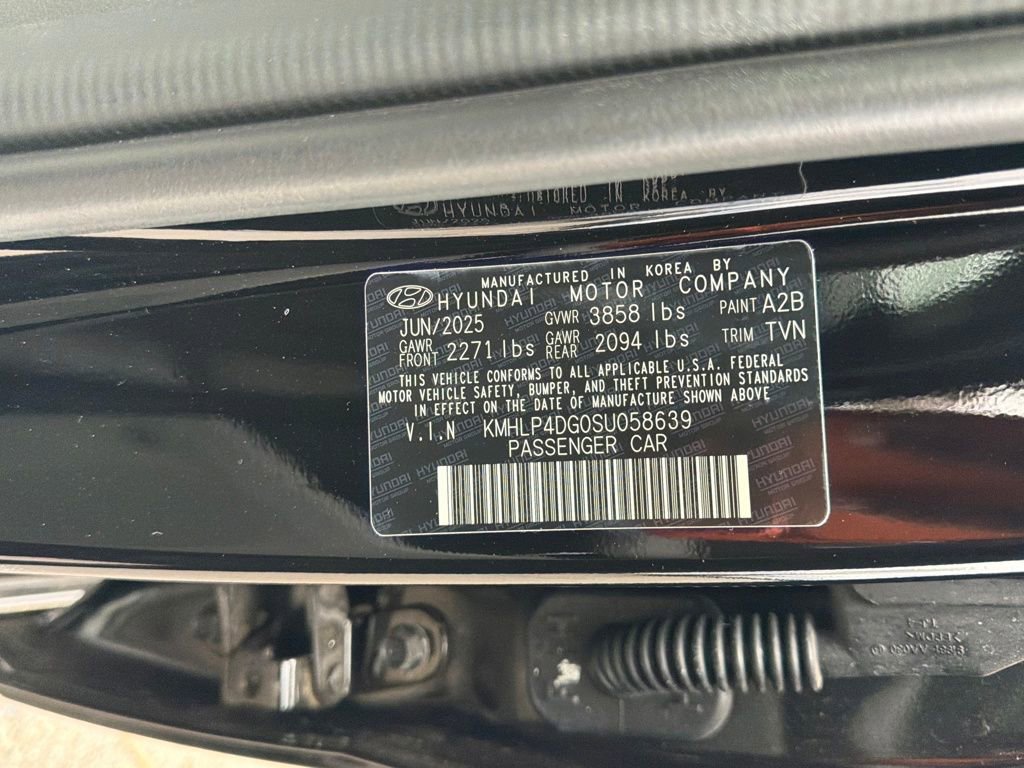 New 2025 Hyundai Elantra Limited image 32