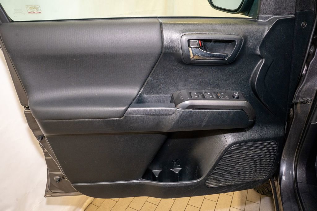 Used 2016 Toyota Tacoma TRD Off-Road image 10