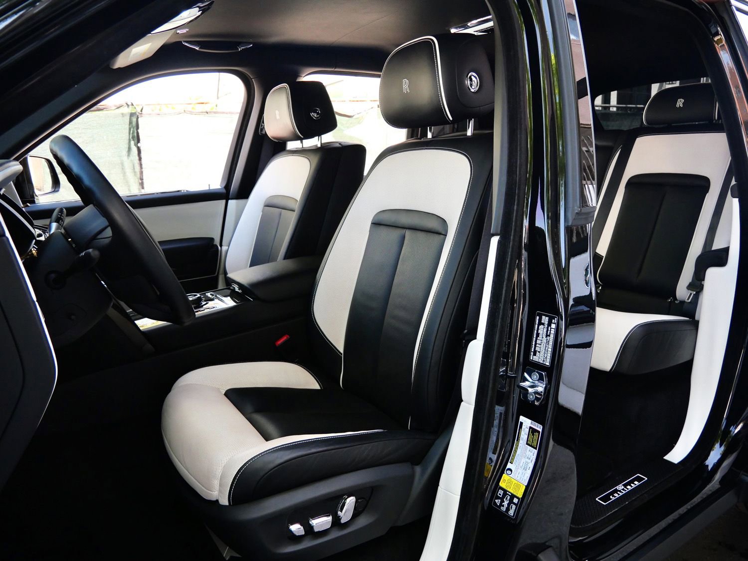 Used 2022 Rolls-Royce Cullinan Black Badge w/ Dark Exterior Package AWD/4WD image 27