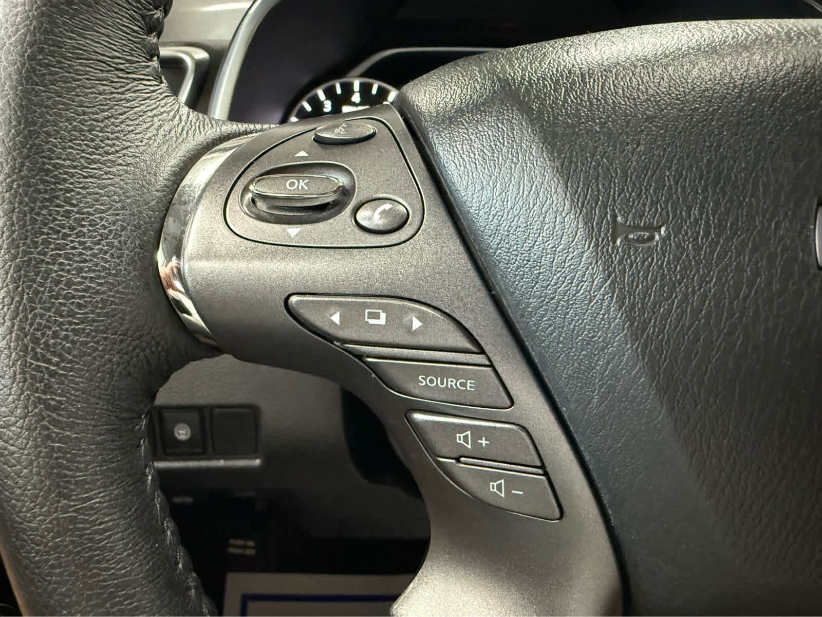 Used 2024 Nissan Murano SV w/ SV Midnight Edition Package image 15