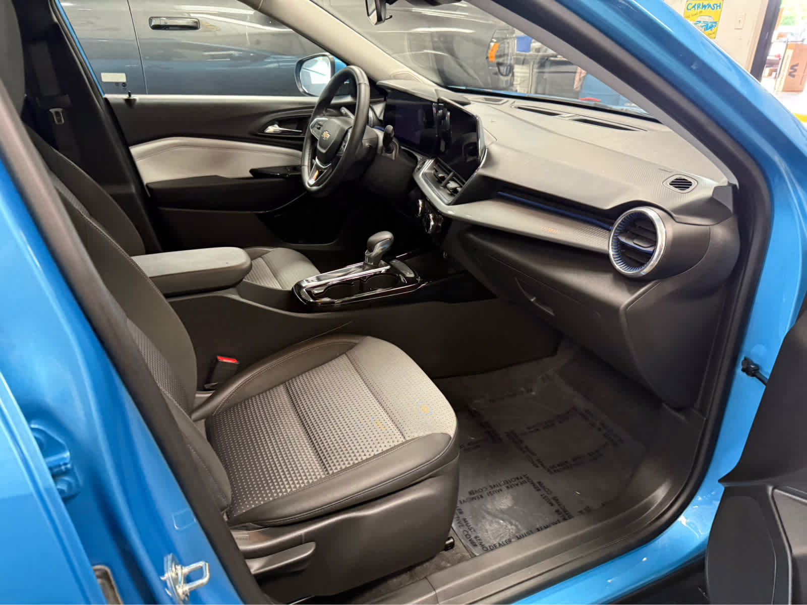 Used 2025 Chevrolet Trax LT w/ Driver Confidence Package FWD image 28