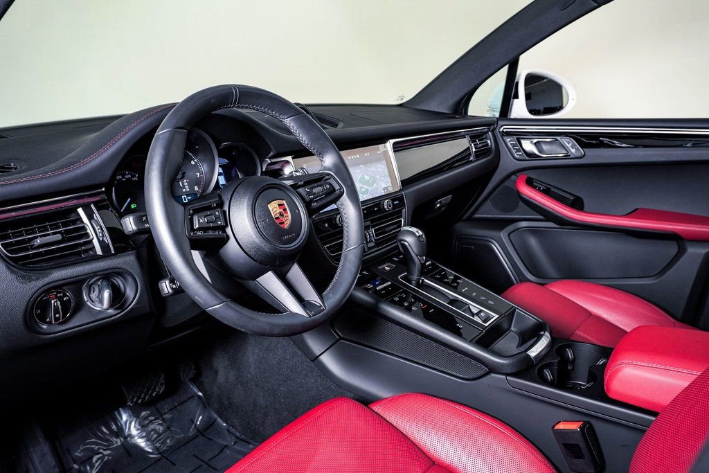 Certified 2025 Porsche Macan AWD/4WD image 4