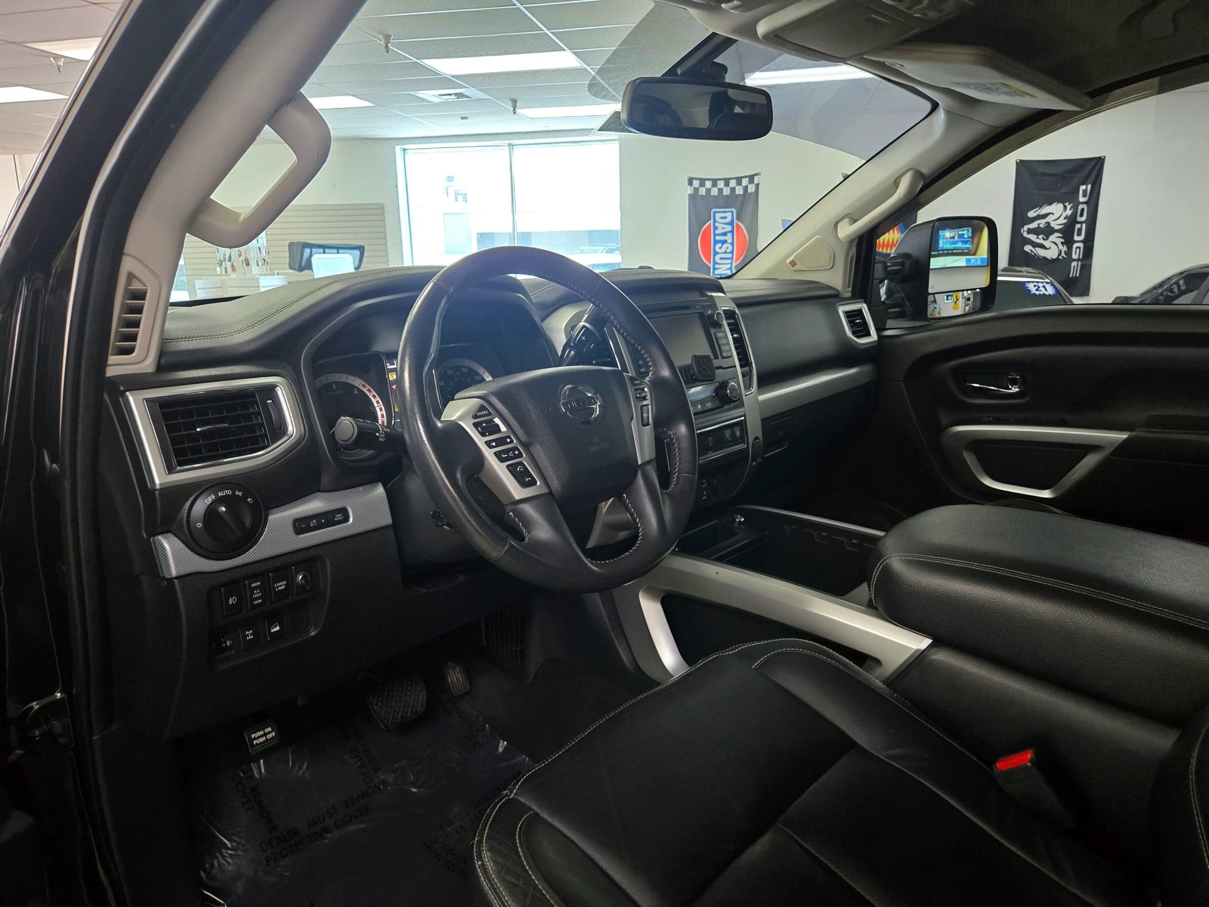 Used 2016 Nissan Titan PRO-4X w/ Pro-4x Convenience Package AWD/4WD image 12