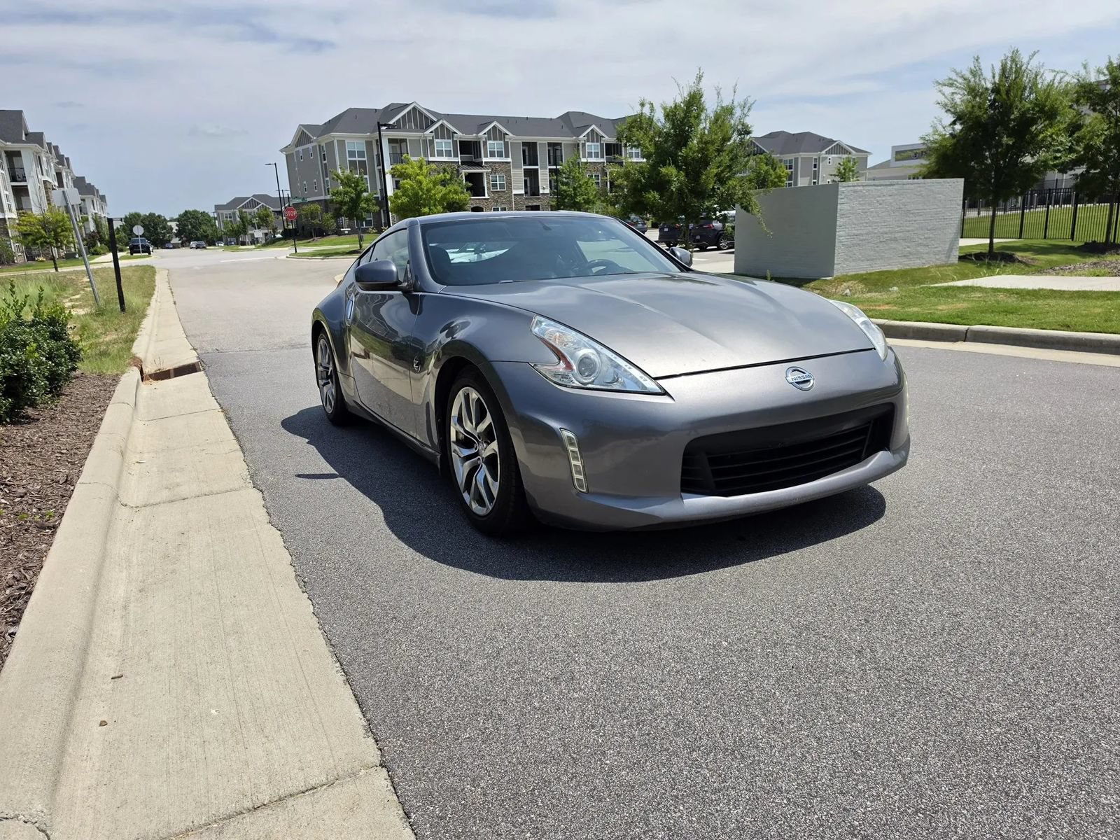 Used 2014 Nissan 370Z Coupe RWD image 3