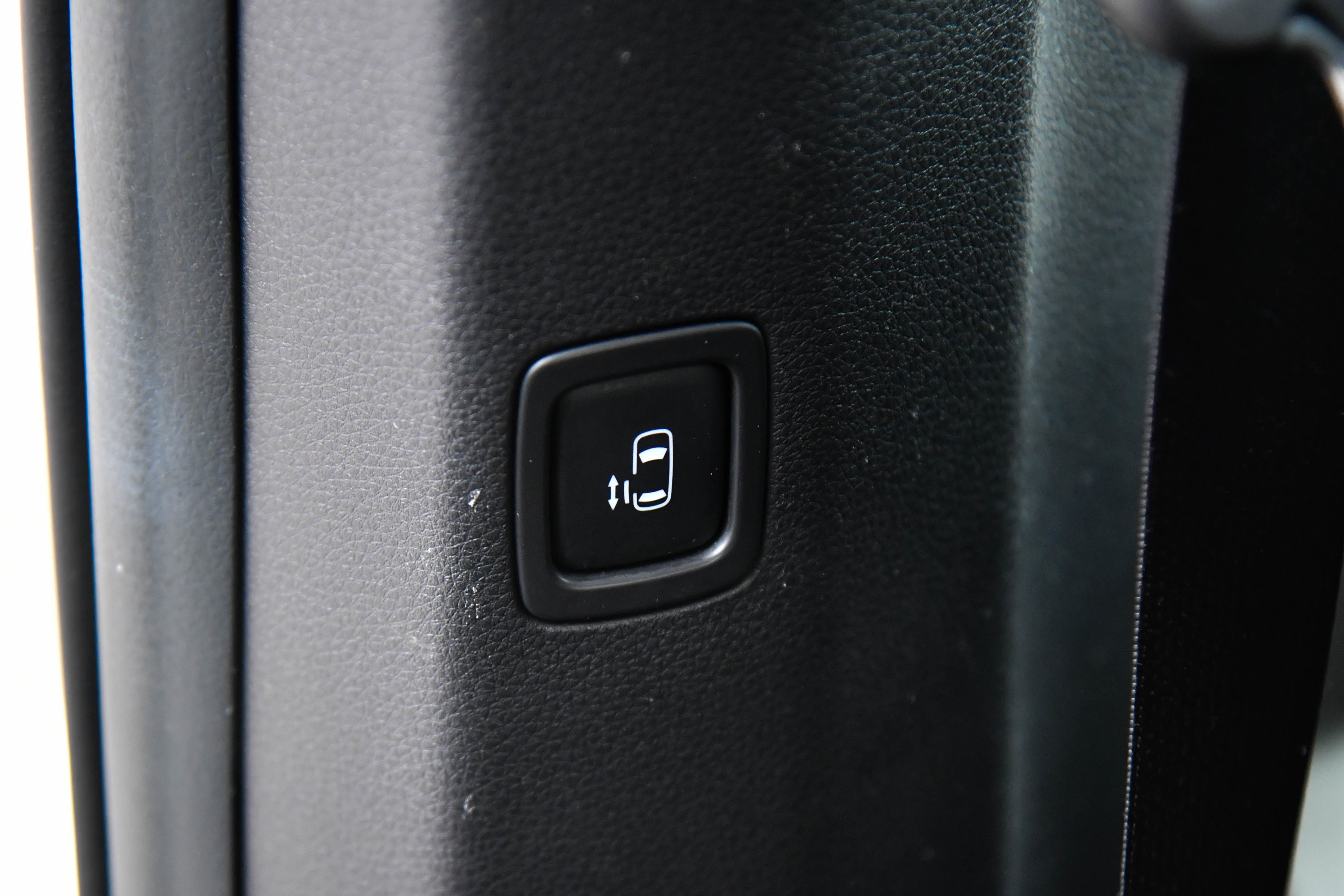 Used 2024 Kia Carnival LX image 40