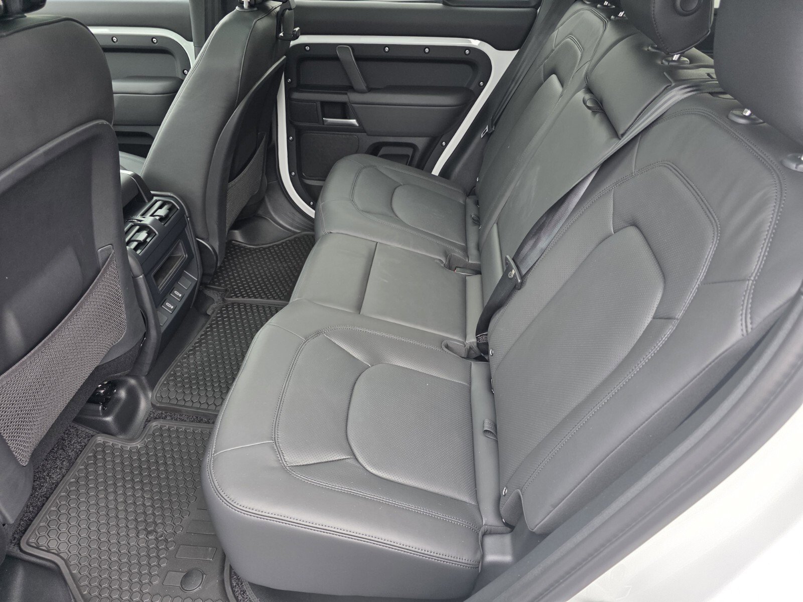 New 2026 Land Rover Defender 110 X-Dynamic SE image 23