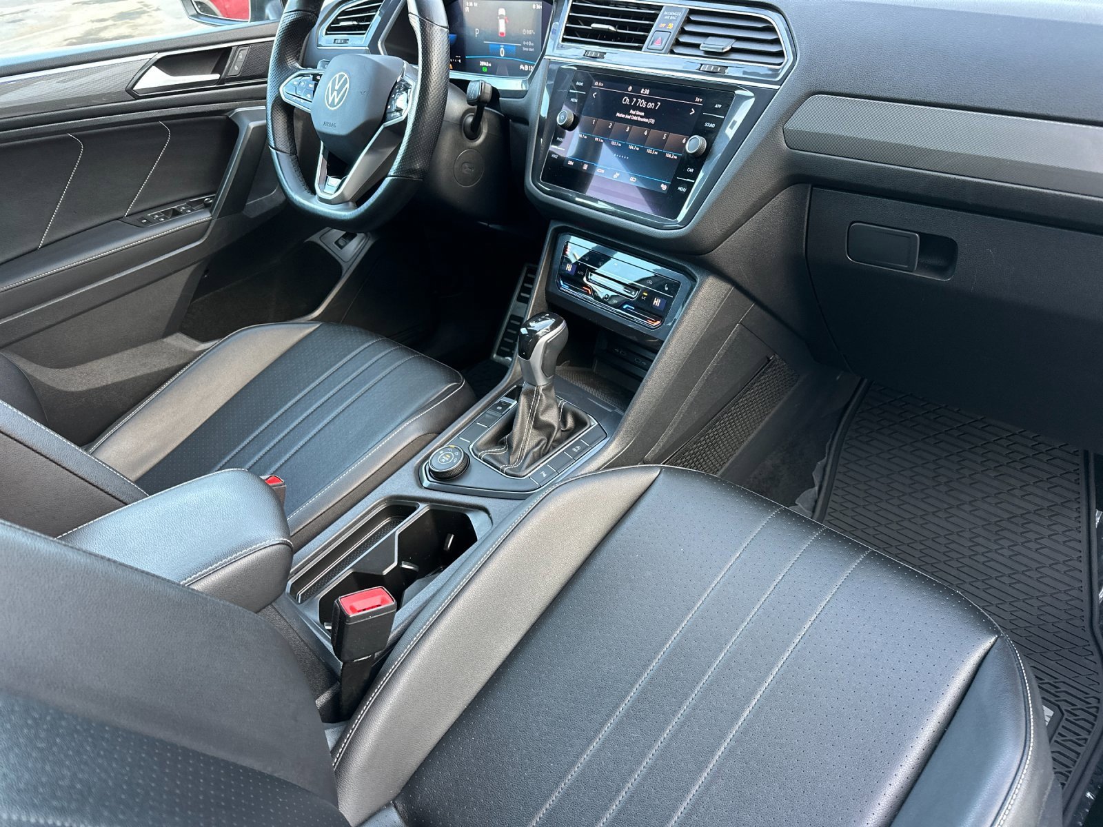 Used 2022 Volkswagen Tiguan SE R-Line image 16