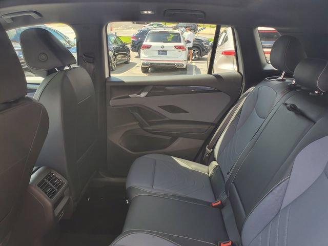 Certified 2025 Volkswagen Tiguan SE R-Line FWD image 18