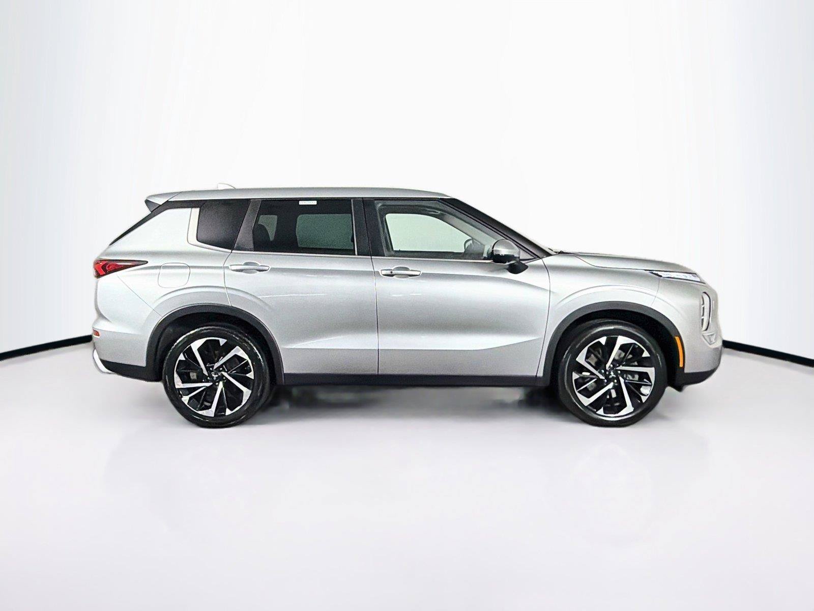 Used 2023 Mitsubishi Outlander SE AWD/4WD image 12