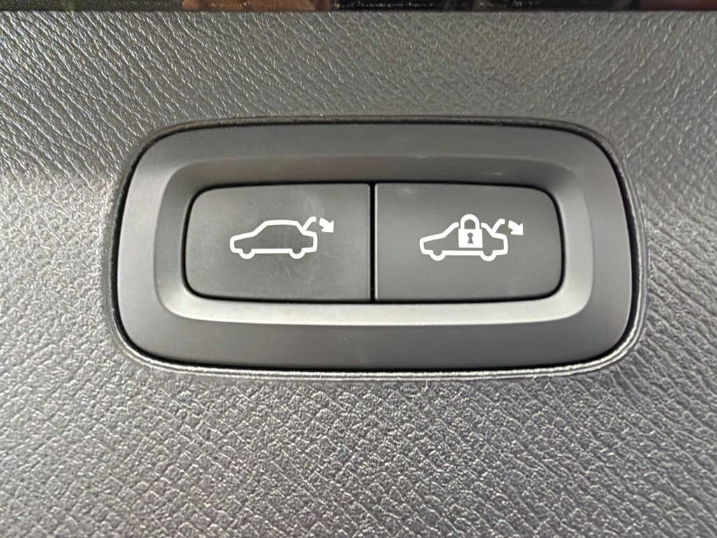 Used 2023 Volvo XC90 B6 Plus AWD/4WD image 16
