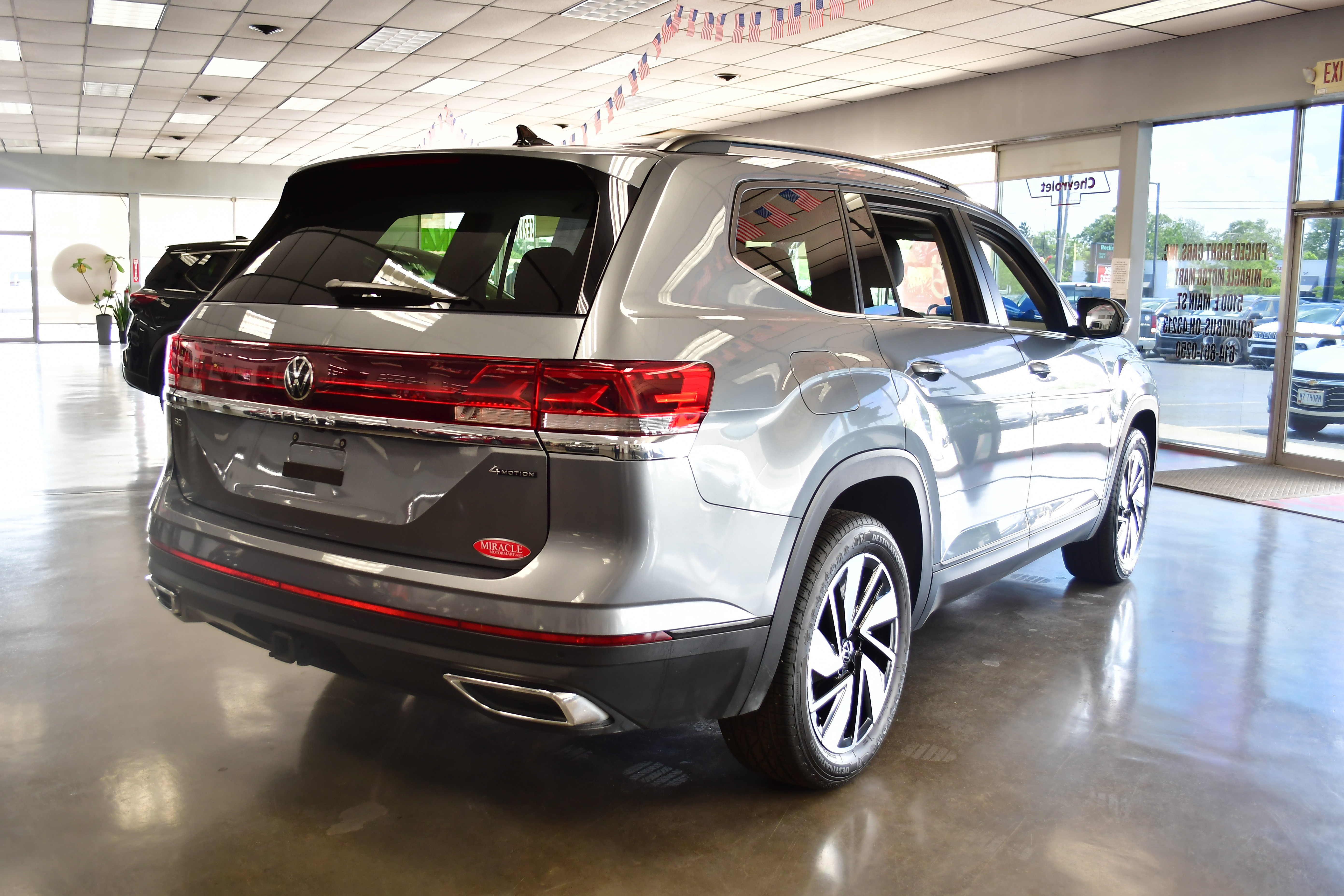 Used 2024 Volkswagen Atlas SE AWD/4WD image 7
