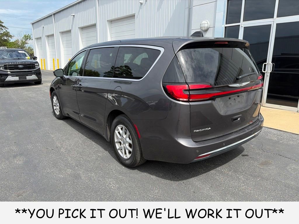 Used 2023 Chrysler Pacifica Touring-L FWD image 4