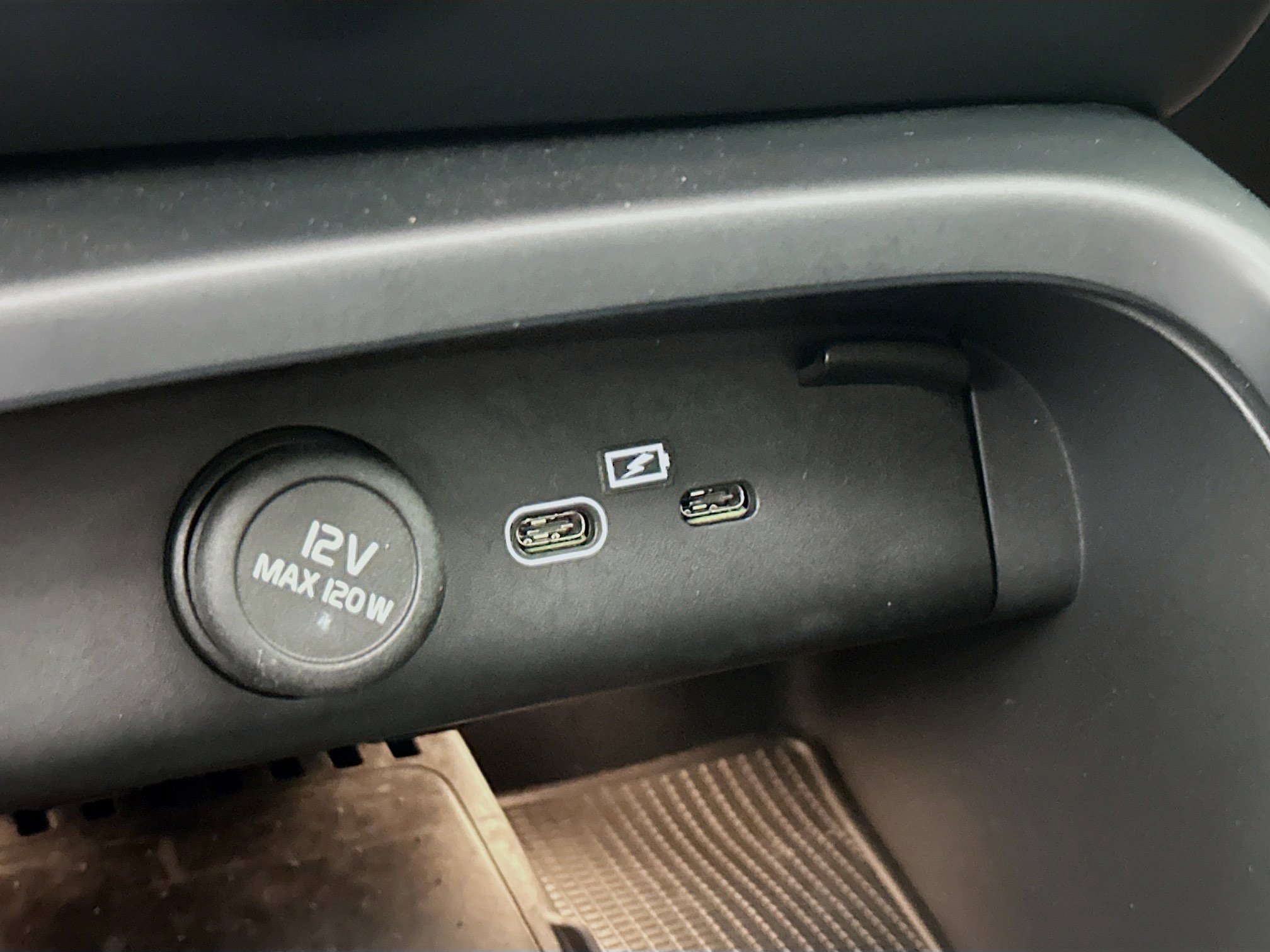 Used 2025 Volvo XC40 B5 Plus image 26