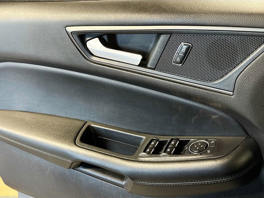 Used 2020 Ford Edge SE FWD image 16
