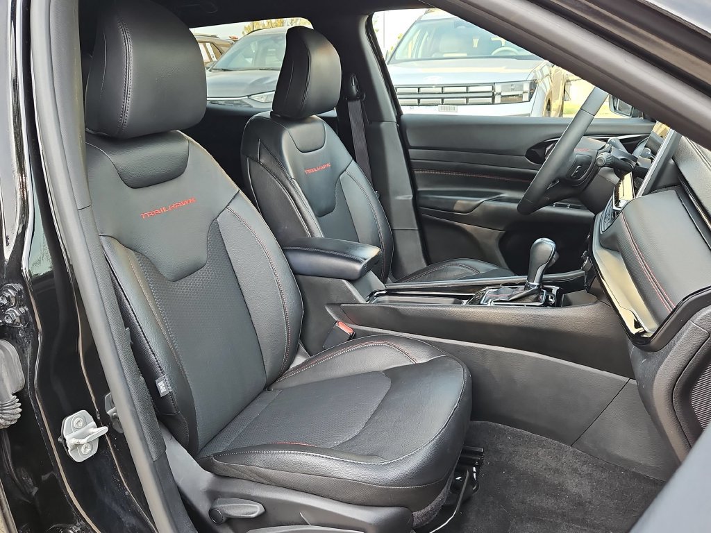 Used 2025 Jeep Compass Trailhawk AWD/4WD image 28
