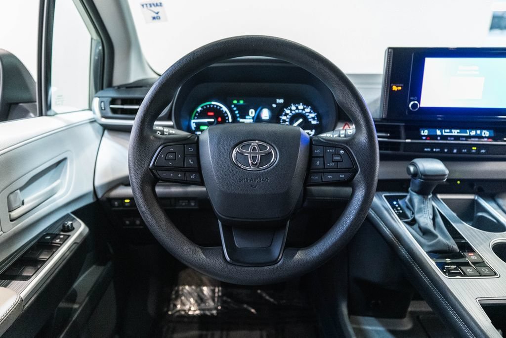 Used 2025 Toyota Sienna LE FWD image 16