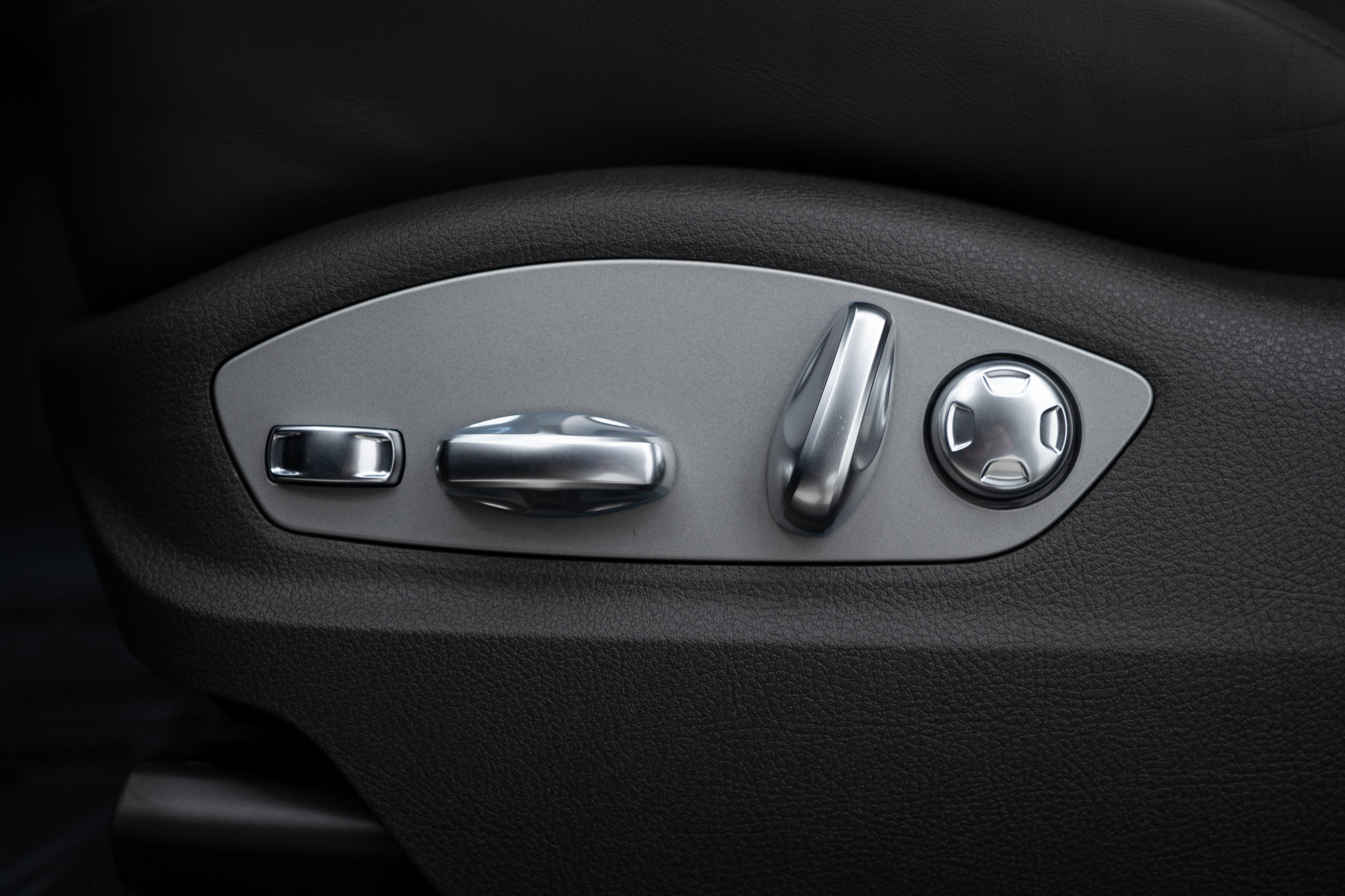 Certified 2025 Porsche Macan image 19