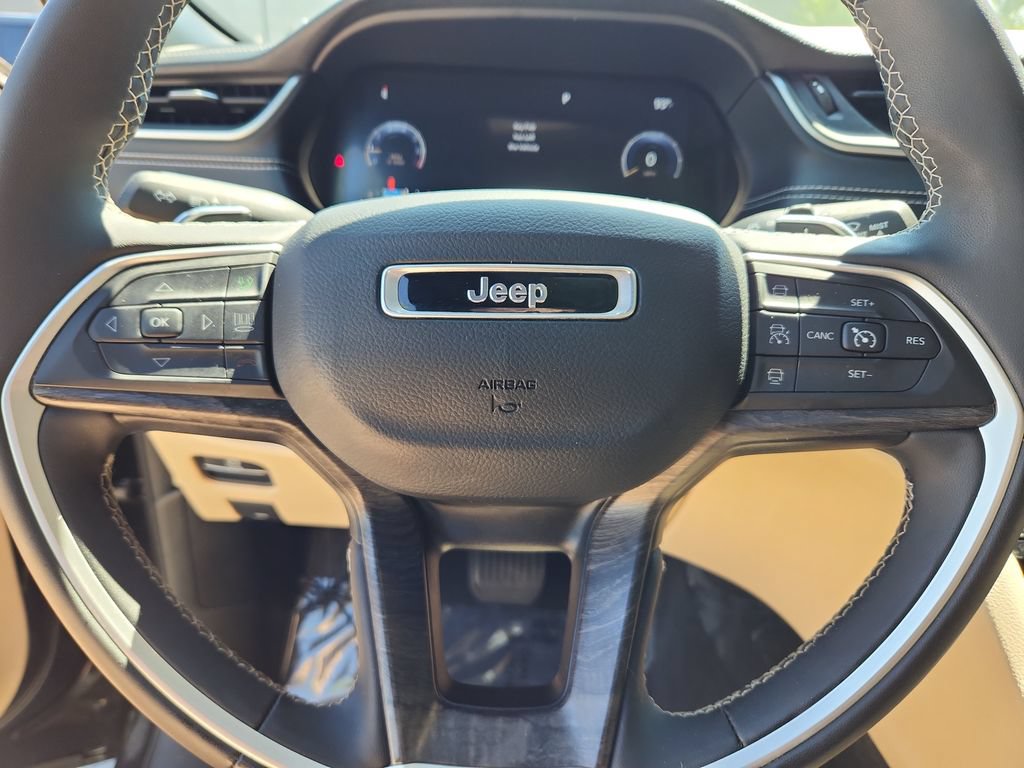 Used 2024 Jeep Grand Cherokee L Limited AWD/4WD image 16