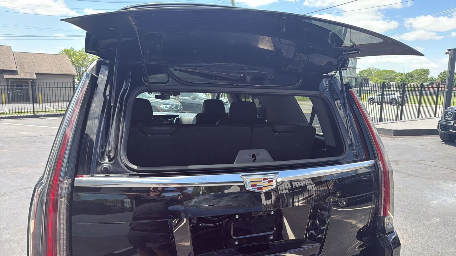 Used 2020 Cadillac Escalade Premium Luxury image 46