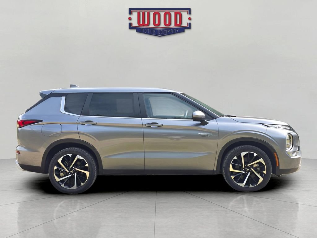 Used 2023 Mitsubishi Outlander SE image 2