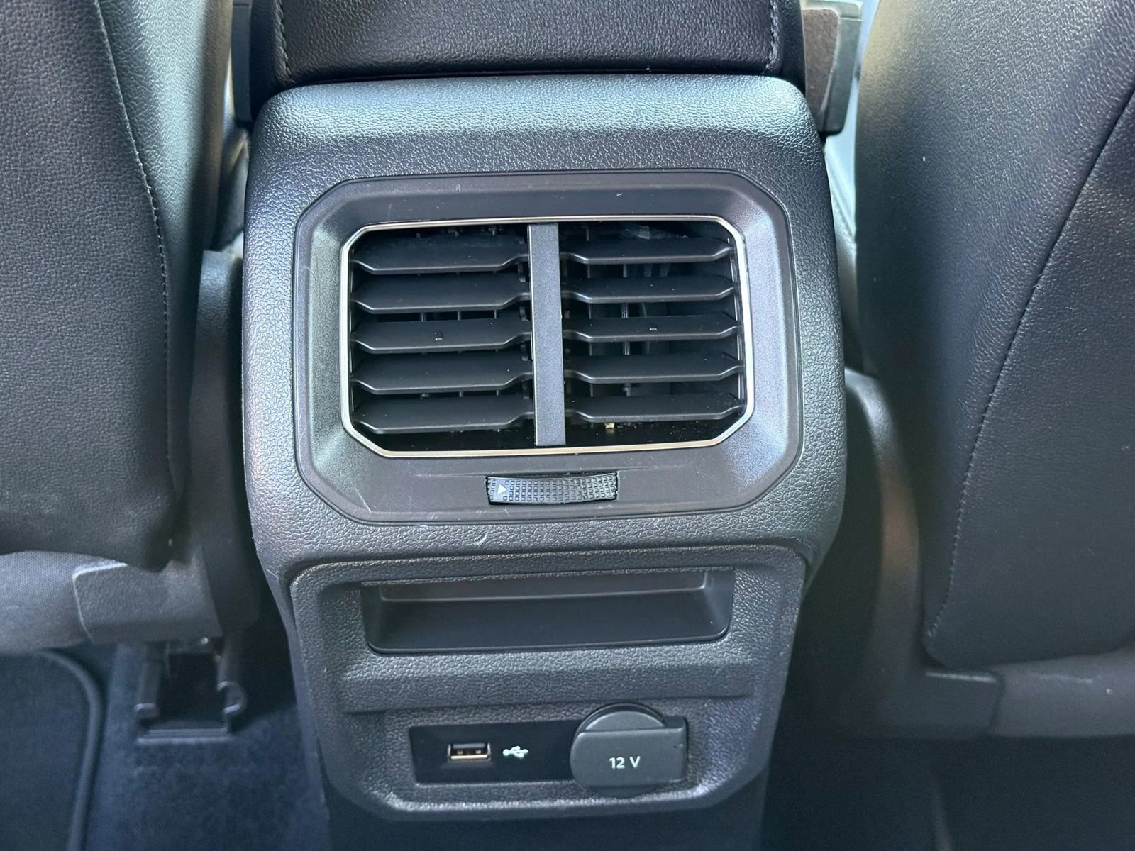 Used 2018 Volkswagen Tiguan SE image 44