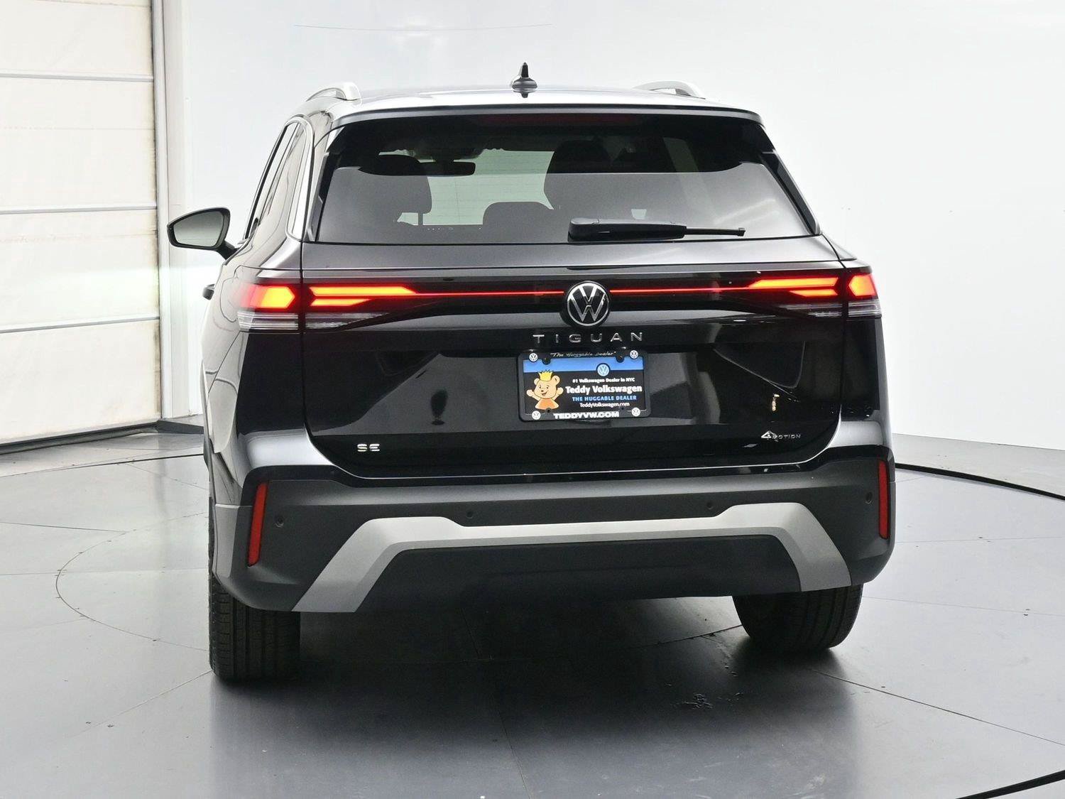 Used 2025 Volkswagen Tiguan SE AWD/4WD image 25
