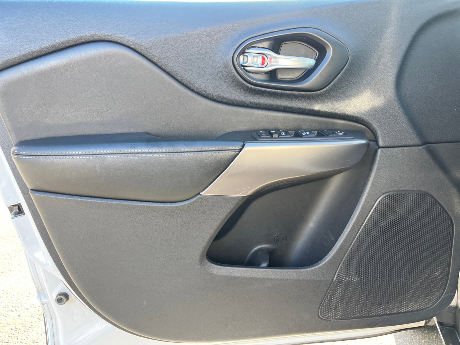 Used 2020 Jeep Cherokee Latitude Lux w/ Quick Order Package 26H Lux image 15