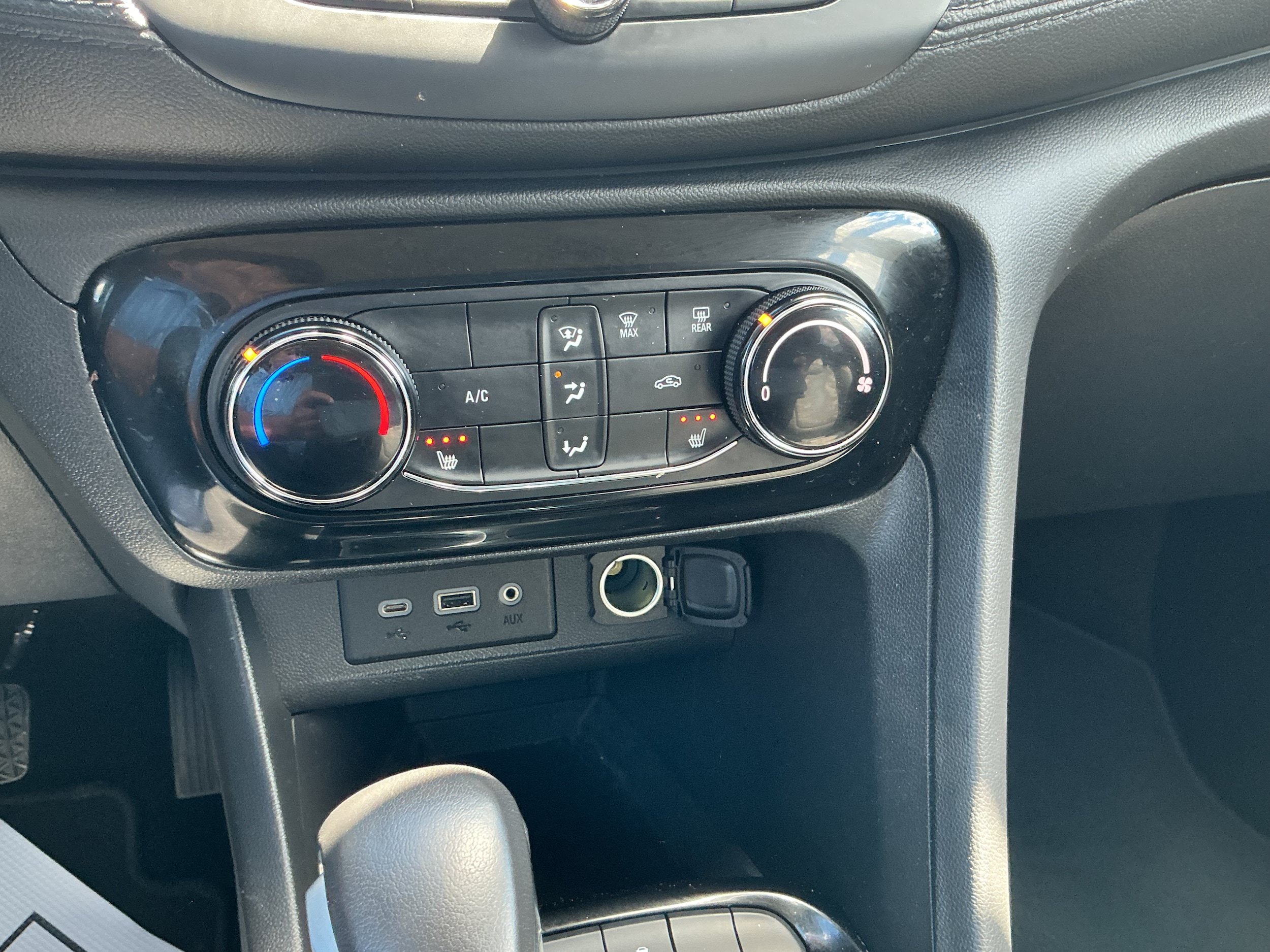 Certified 2022 Buick Encore GX Preferred w/ Cold Weather Comfort Package AWD/4WD image 9