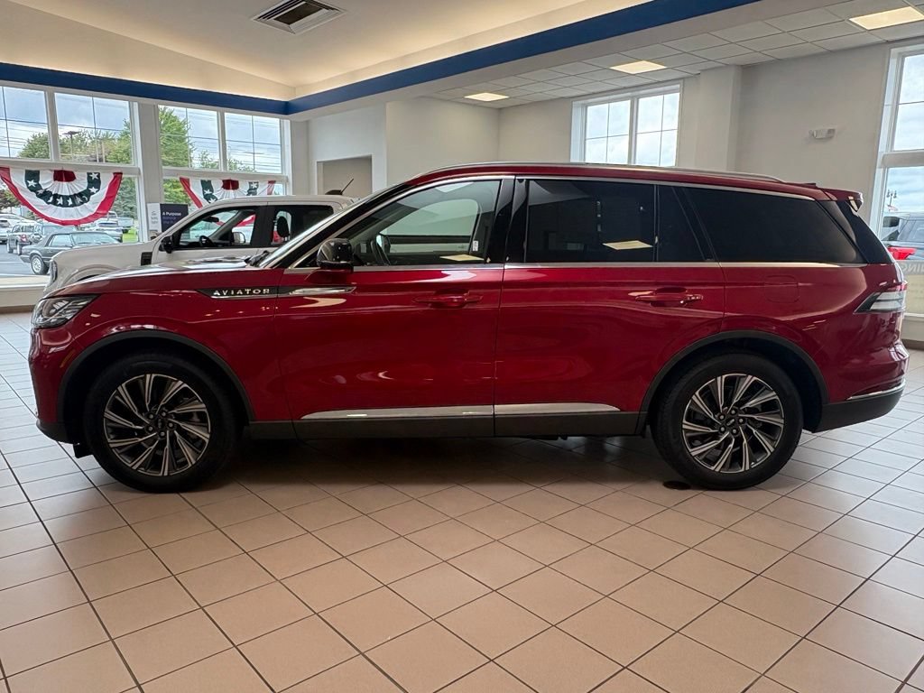 Used 2025 Lincoln Aviator AWD w/ Equipment Group 101A image 2