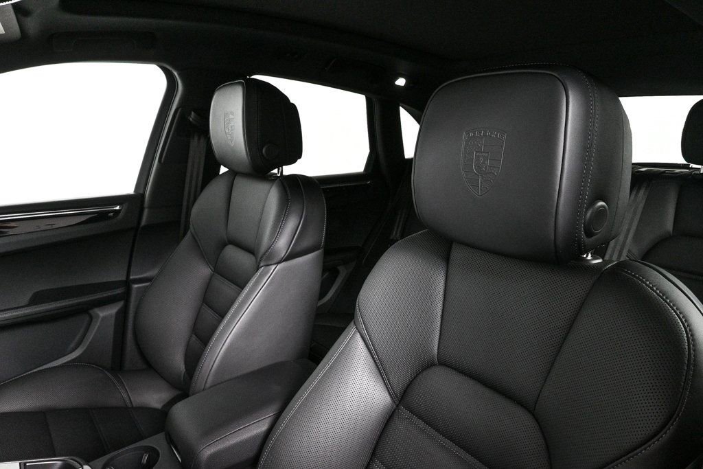 Certified 2026 Porsche Macan AWD/4WD image 5