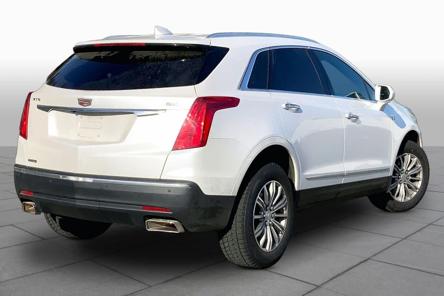 Used 2017 Cadillac XT5 Luxury w/ Driver Awareness Package FWD image 13
