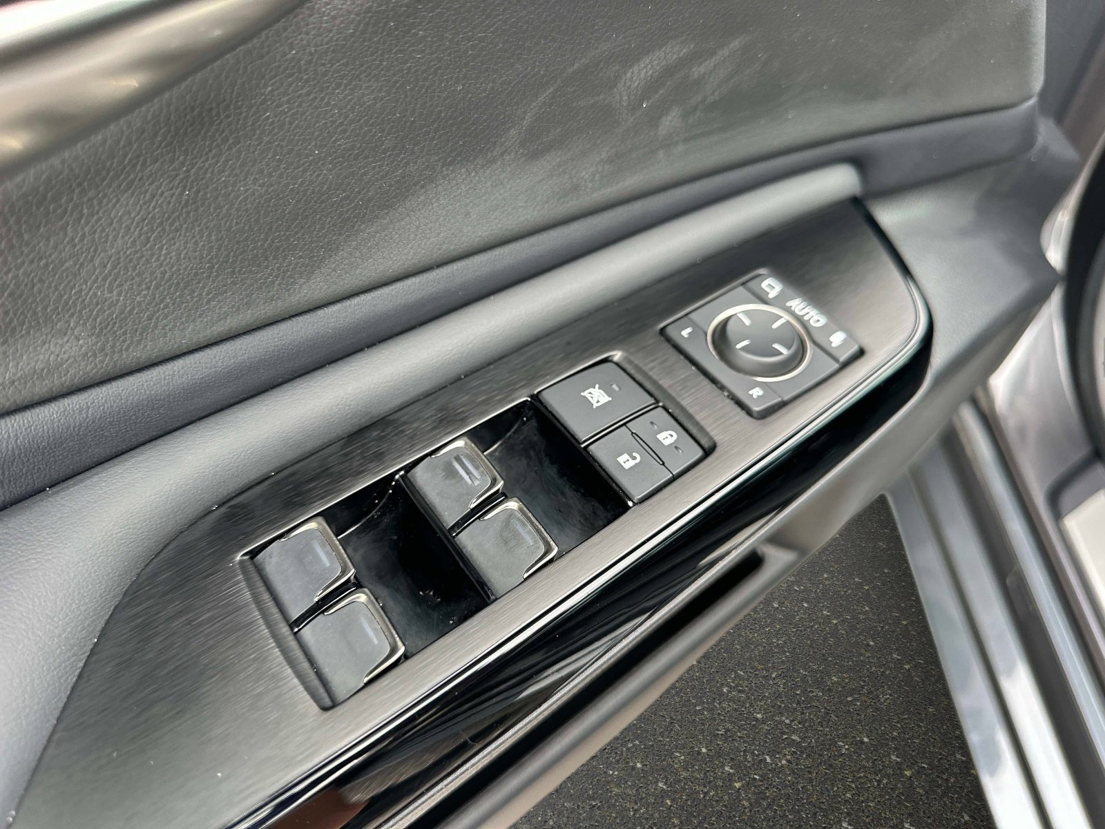 Used 2024 Lexus ES 350 w/ Technology Package image 18