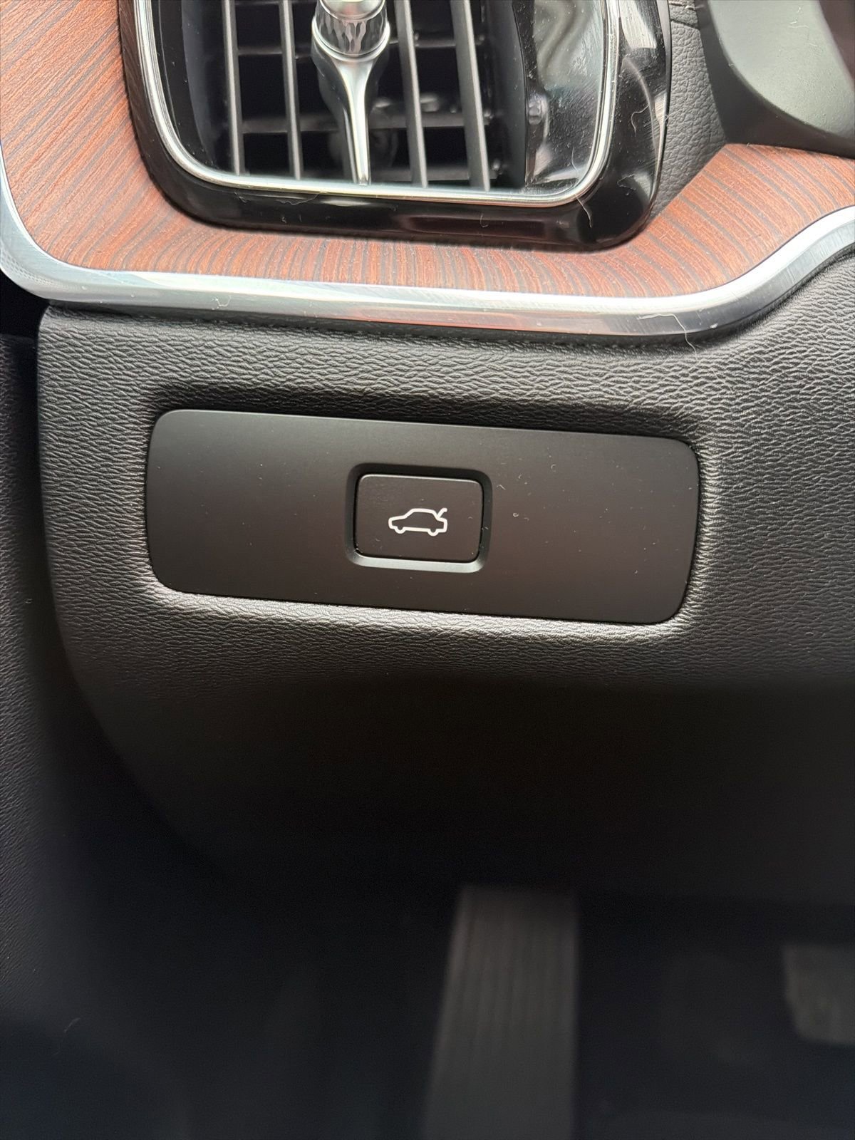 Used 2023 Volvo XC60 B5 Ultimate image 44