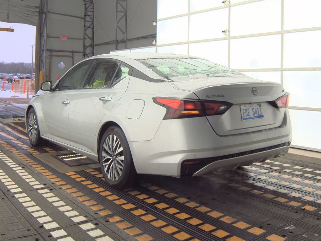 Used 2024 Nissan Altima 2.5 SV image 9