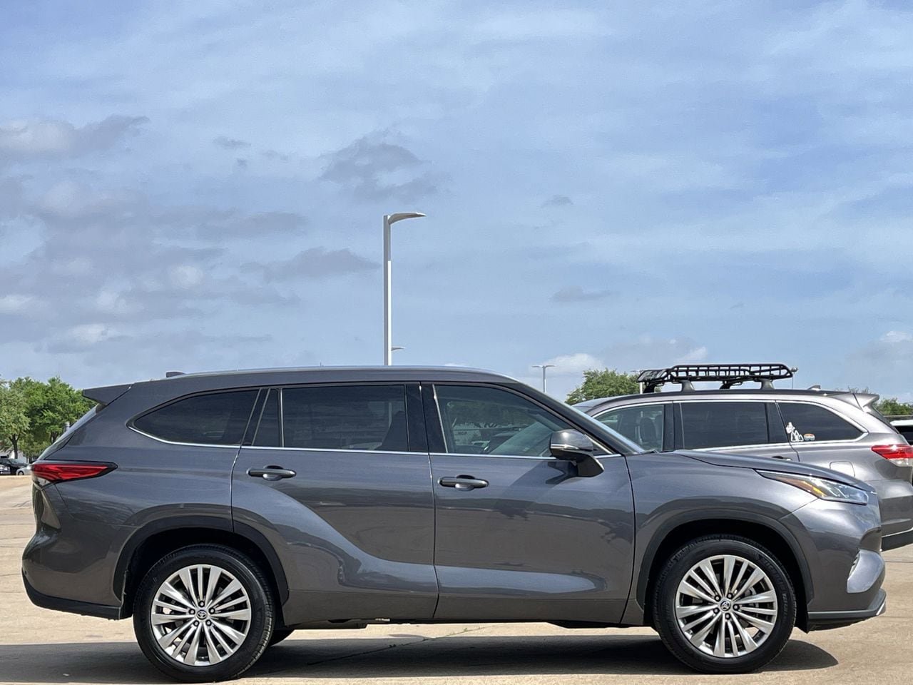 Used 2022 Toyota Highlander Platinum image 3