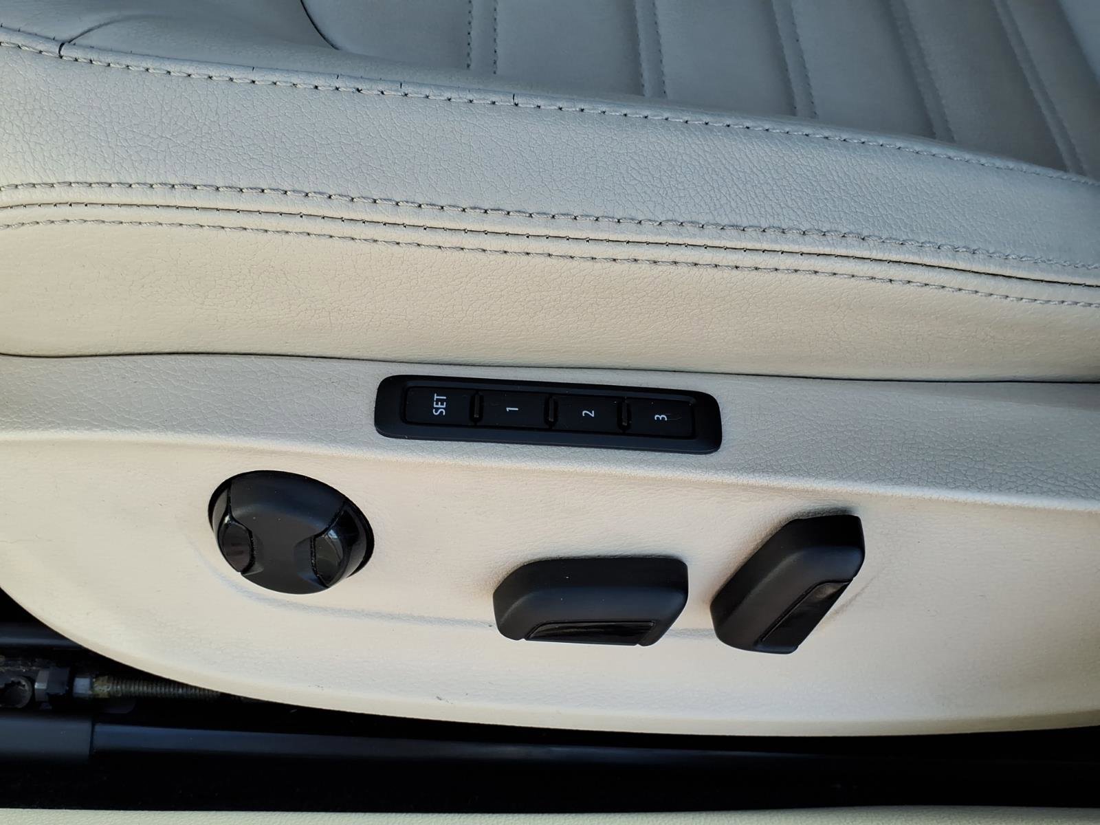 Used 2016 Volkswagen Passat 1.8T SEL Premium image 22