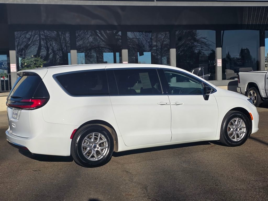 Used 2024 Chrysler Pacifica Touring-L FWD image 34