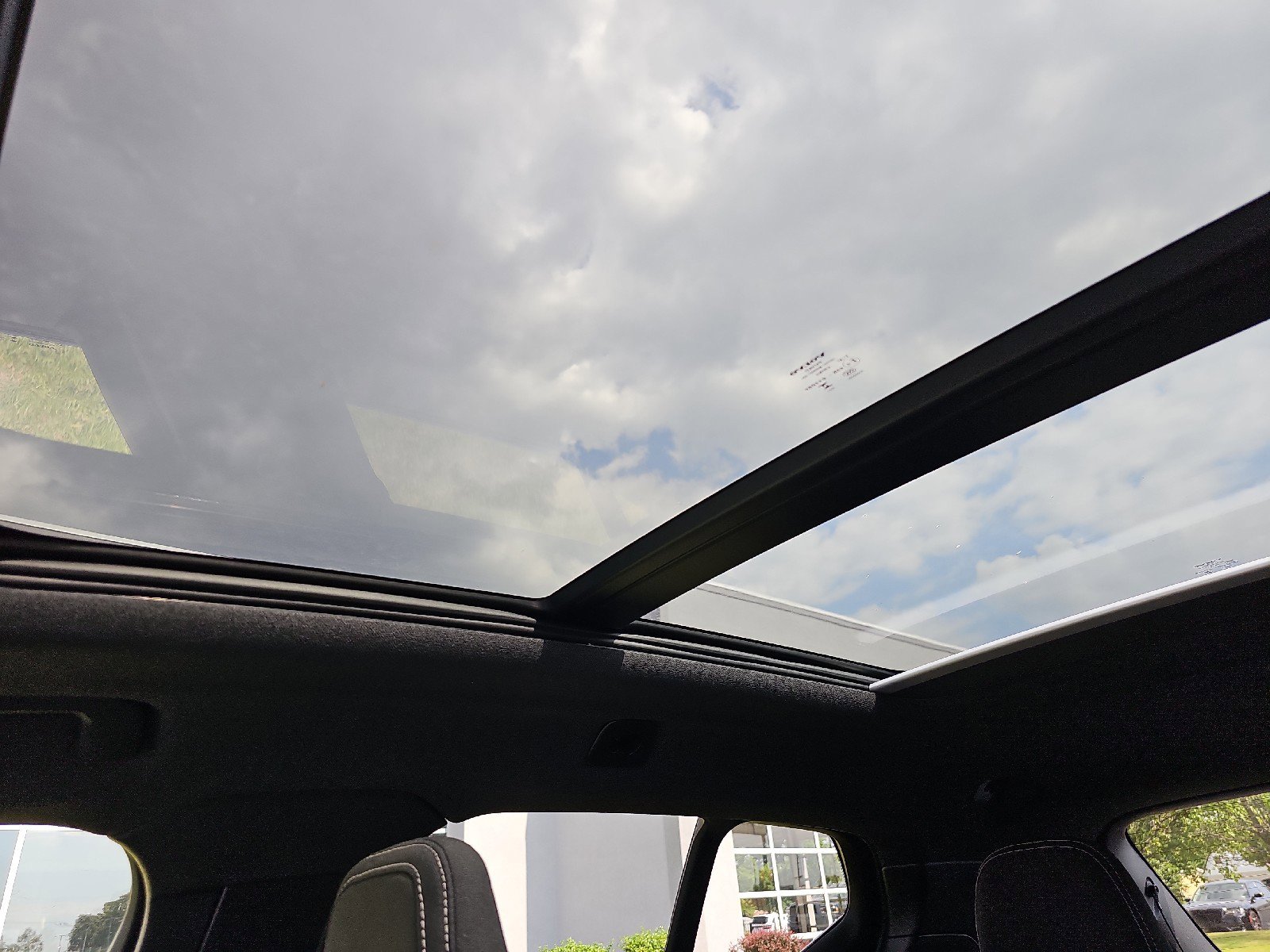 Used 2024 Volvo XC40 B5 Core image 14